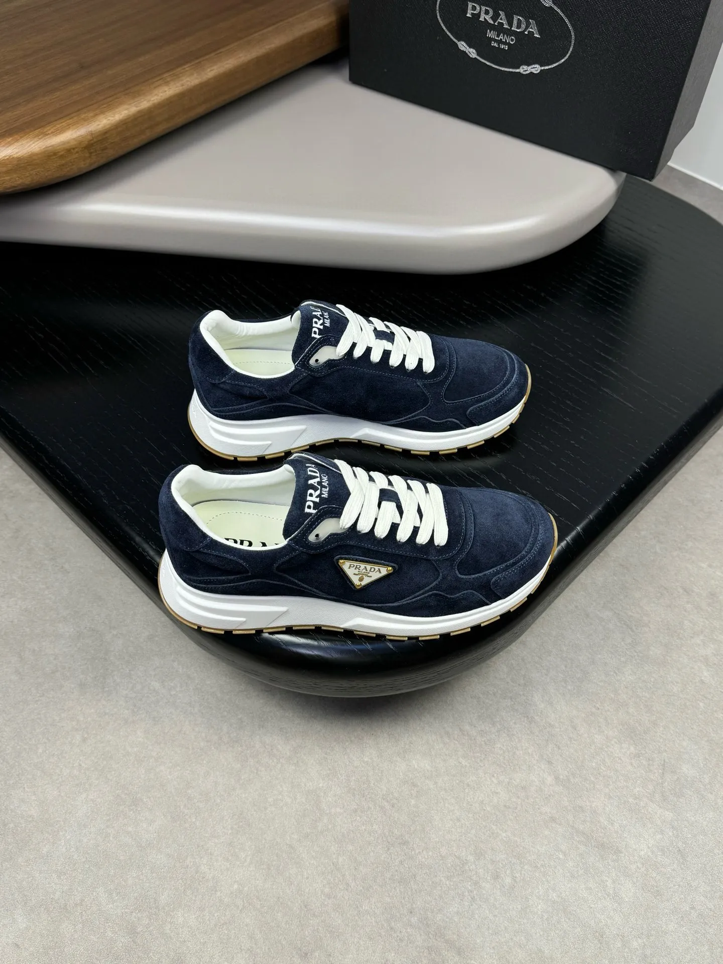 Batch 420, Prad* Prada's new men's thick-soled leather sports and casual shoes are made of imported high-value suede cowhide, combining elegant style and innovative design. The outer side is decorated with an enameled metal triangle logo, and the 4.5cm concave and convex rubber thick sole is full of modern style. The Prada letter logo is decorated on the heel and tongue, all of which illustrate the brand style. , soft, light, comfortable and durable on the feet! 38-44